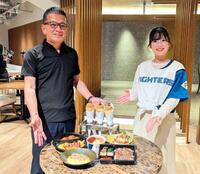 　ＣＳ期間限定グルメをＰＲする日本ハムの小村球団社長（左）とＦビレッジアンバサダーの滝谷美夢