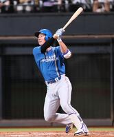 　３回、３ランを放つ松本剛（撮影・中島達哉）