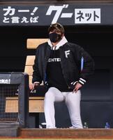 　紅白戦を見つめる新庄監督（撮影・中島達哉）