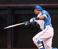 　５回、バットを折りながら適時打を放つ万波（撮影・中島達哉）