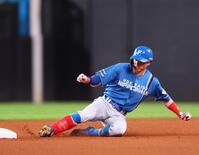 　１回、二塁打を放ちすべり込む五十幡（撮影・中島達哉）