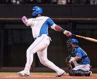 　５回、適時打を放つレイエス（撮影・中島達哉）