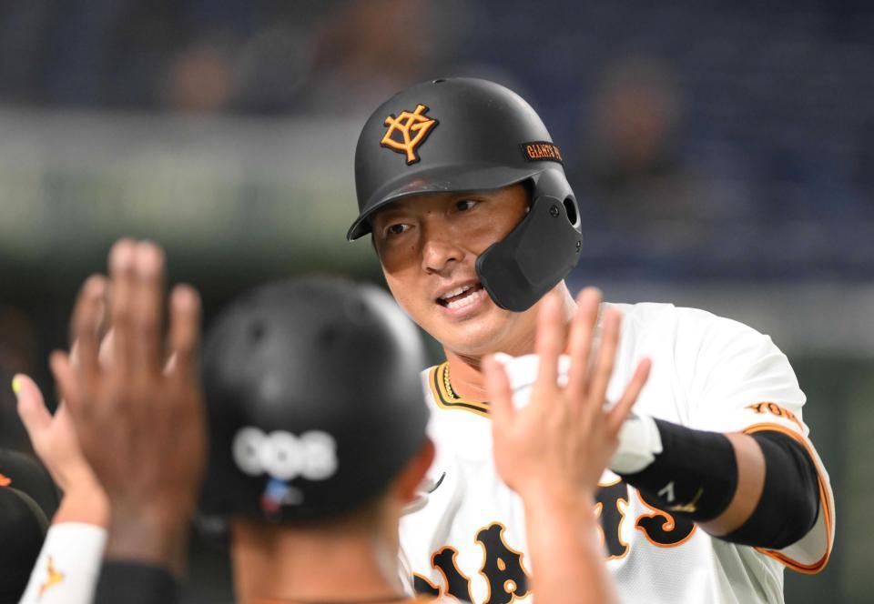 　５回、ベンチで迎えられる長野（撮影・堀内翔）