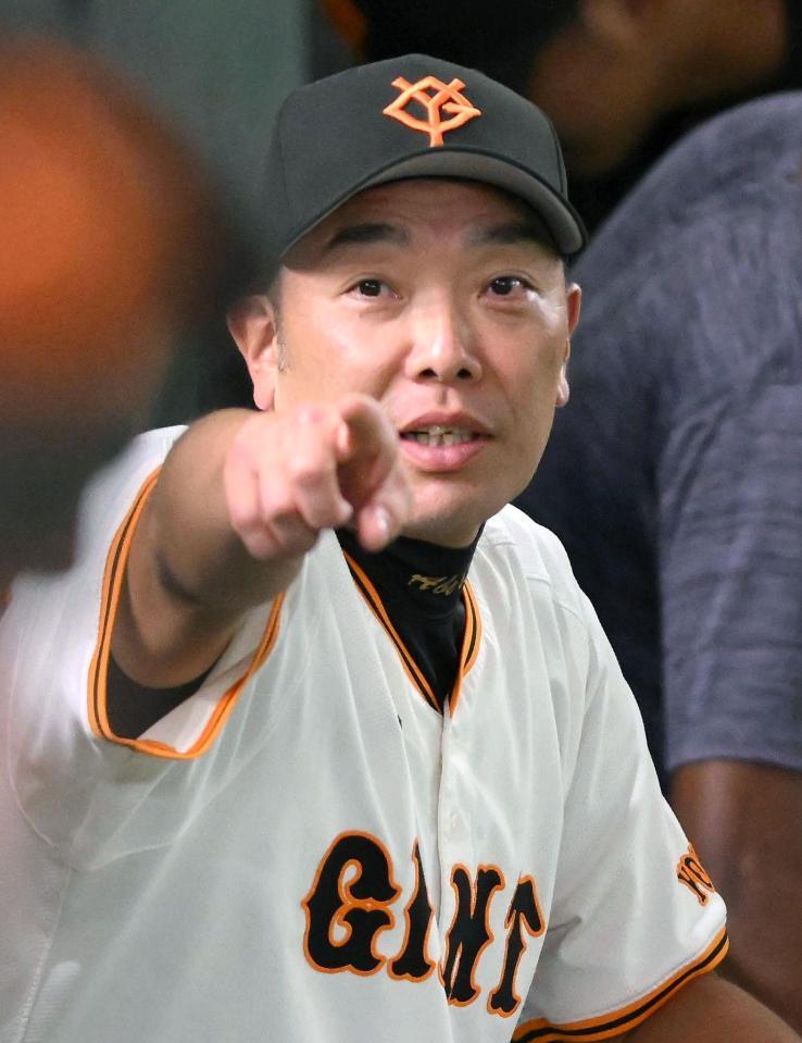 　６回、指示を出す阿部監督（撮影・堀内翔）