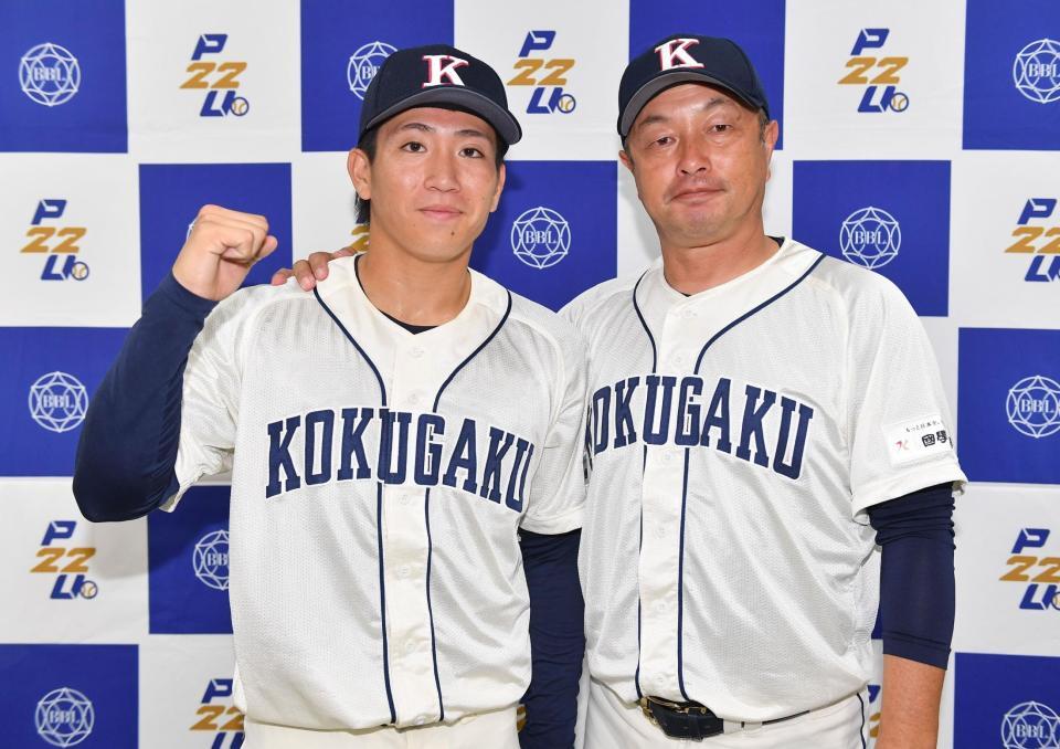 　２安打完封勝利を挙げ鳥山泰孝監督（右）から祝福されガッツポーズを決める国学院大・当山渚（左）＝撮影・開出牧