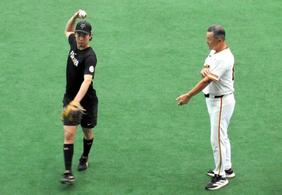 　調整を行う山崎。右は久保巡回投手コーチ