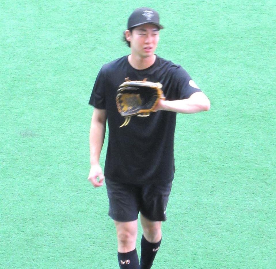 　調整を行う山崎