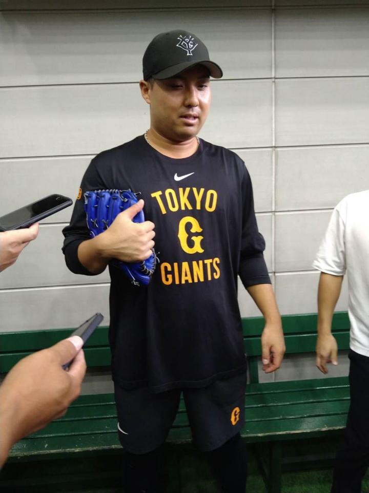 　取材に応じる今村