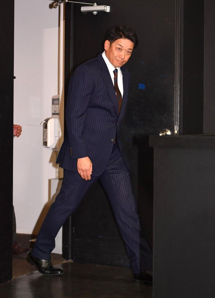 　就任会見に登場したサブロー新監督（撮影・開出牧）