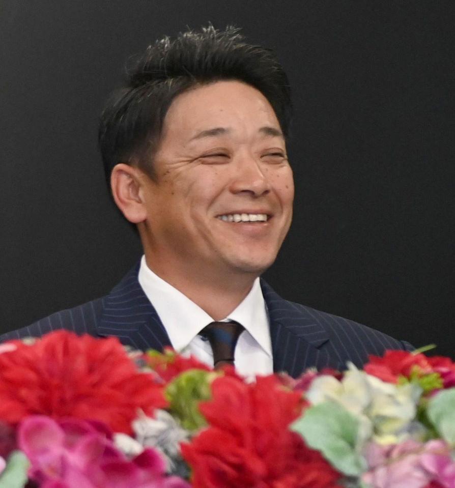 　サプライズで司会を務めた元球団職員の谷保恵美氏（右端）のサブローコールに満面の笑みを浮かべるサブロー新監督（撮影・開出牧）