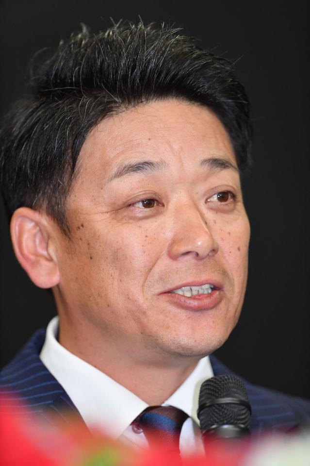 　就任会見で意気込みを語るサブロー新監督（撮影・開出牧）