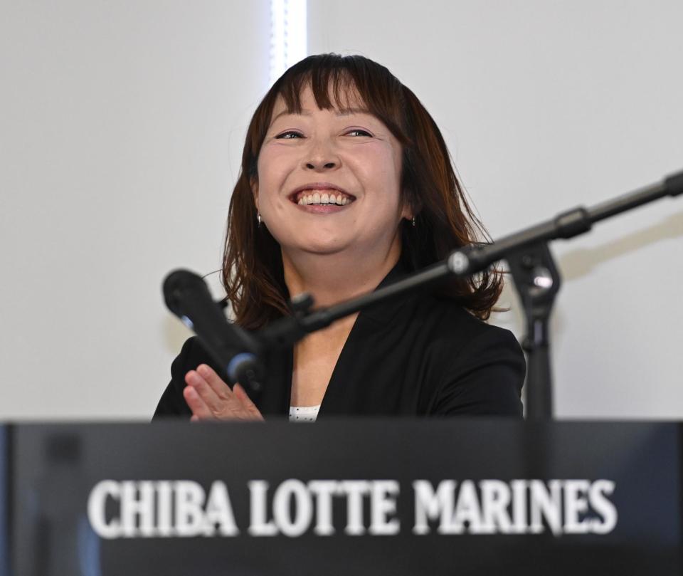 　サブロー新監督の就任会見で司会を務める元ロッテ球団職員の谷保恵美氏（撮影・開出牧）