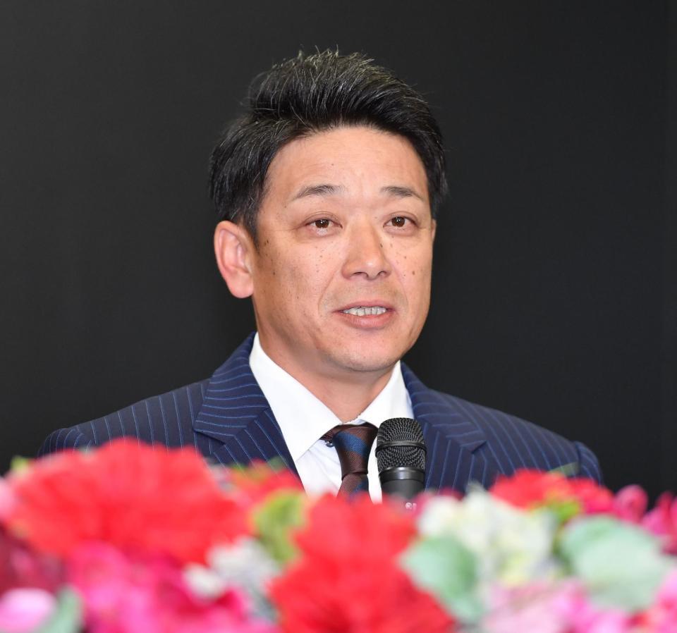 　就任会見で意気込みを語るサブロー新監督（撮影・開出牧）