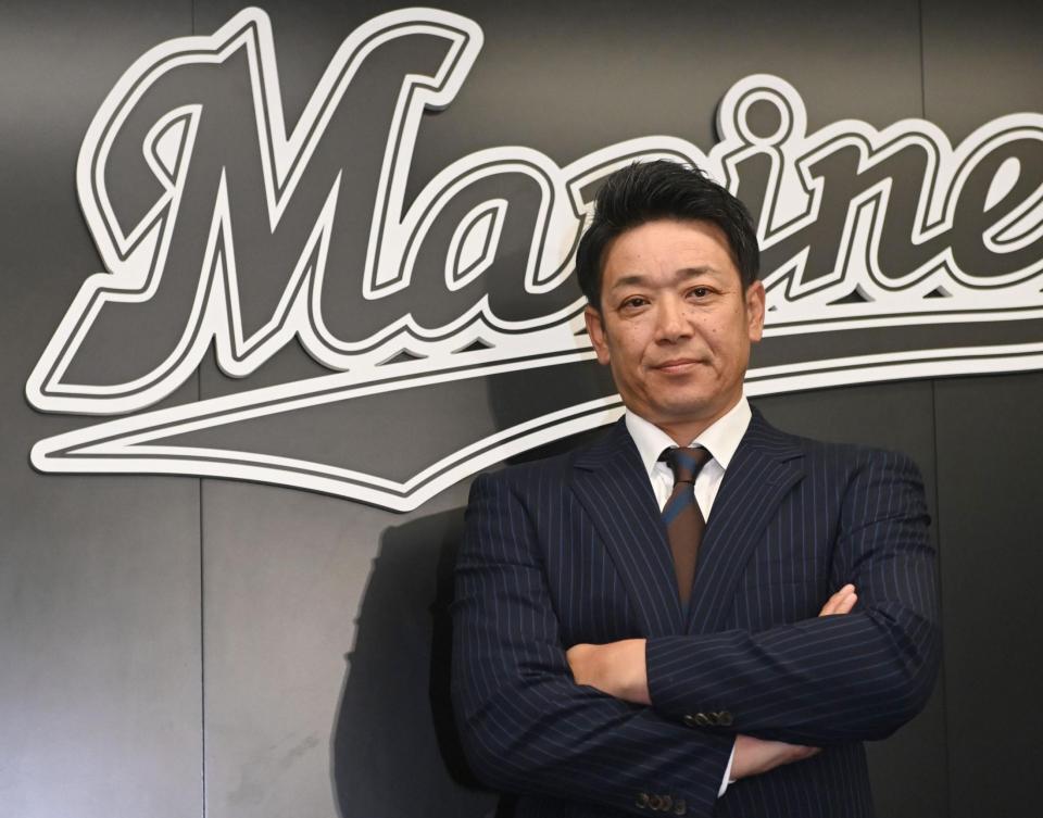 　就任会見でポーズを決めるサブロー新監督（撮影・開出牧）