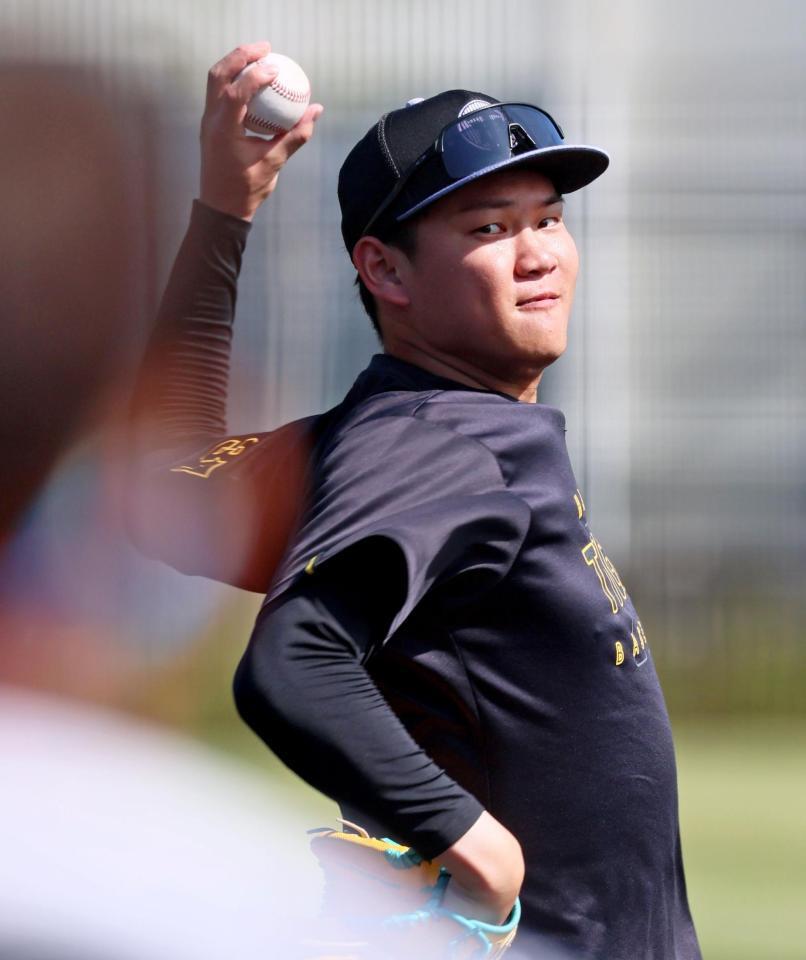 　キャッチボールをして調整する及川（撮影・立川洋一郎）