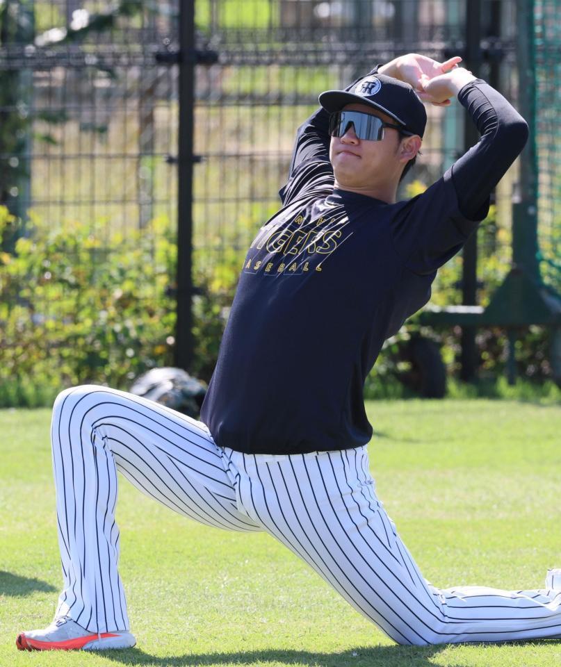 　ストレッチをする及川（撮影・立川洋一郎）