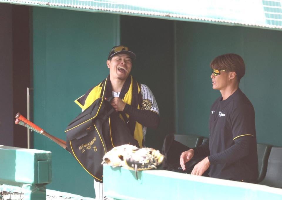 　練習中、糸井ＳＡと談笑する佐藤輝（左）＝撮影・北村雅宏