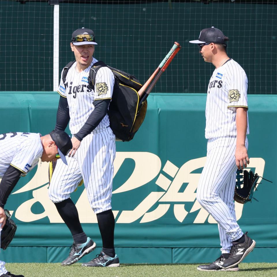 　井上（右）に声を掛ける佐藤輝（撮影・立川洋一郎）