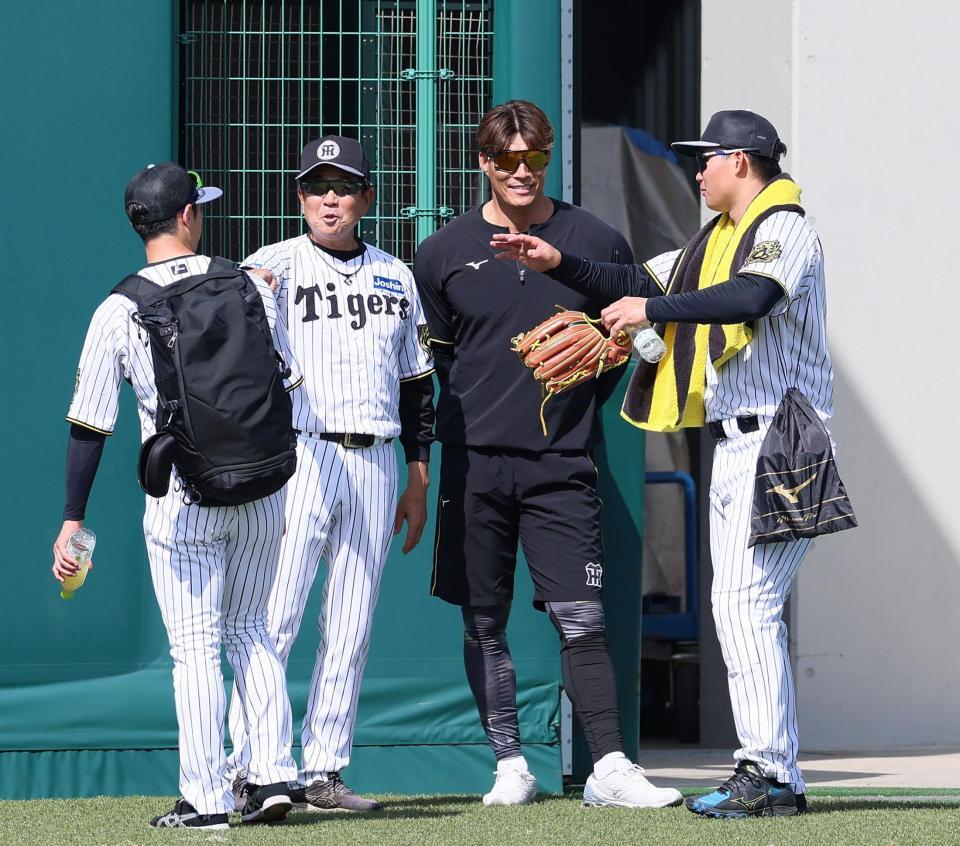 　糸井ＳＡ（中央右）と話す森下（右）＝撮影・立川洋一郎