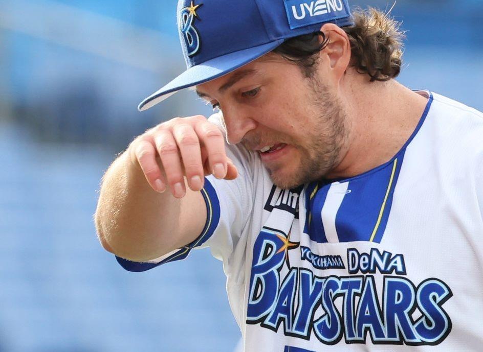 　４回、汗をぬぐうバウアー（撮影・石井剣太郎）