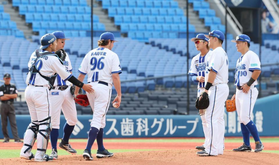 　４回、バウアー（左から３人目）のもとに集まるＤｅＮＡナイン（撮影・石井剣太郎）