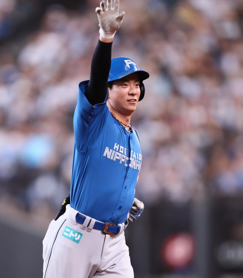 　３回、３ランを放ち、ポーズをとる松本剛（撮影・中島達哉）