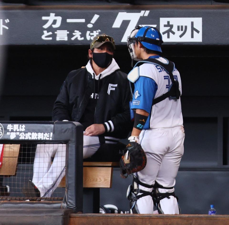 　３回、進藤（右）に声を掛ける新庄監督（撮影・中島達哉）