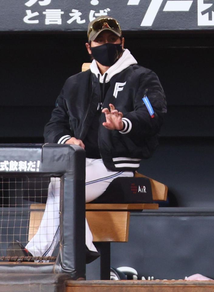 　３回、進藤にジェスチャーする新庄監督（撮影・中島達哉）