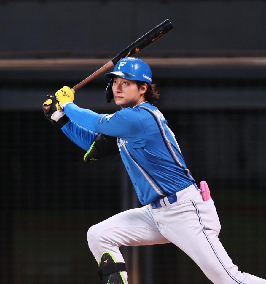 　３回、二塁打を放つ浅間（撮影・中島達哉）