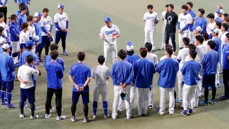 　選手らに訓示する中日・井上監督（中央）＝バンテリンドーム