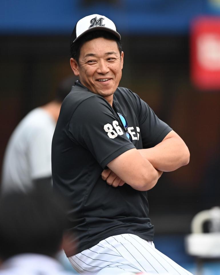 　練習の合間に報道陣と談笑するサブロー新監督（撮影・開出牧）