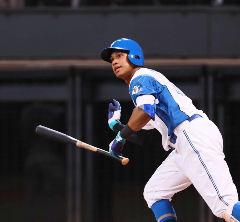 　２回、安打を放つ万波（撮影・中島達哉）