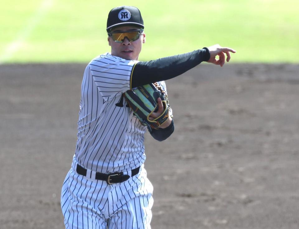 　８日、ＣＳに向けてシートノックの打球を送球する阪神・佐藤輝（撮影・北村雅宏）