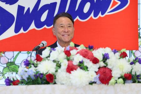 　会見する池山新監督