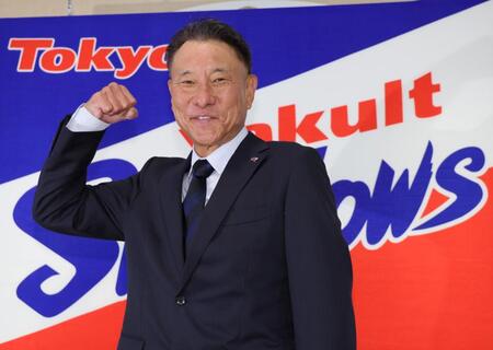 　会見を終えポーズをとる池山新監督（撮影・棚橋慶太）