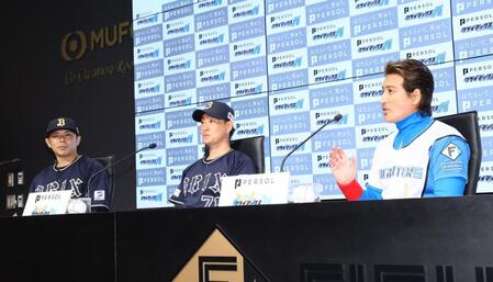 前日記者会見でオリックスの印象を語る日本ハム・新庄剛志監督（左はオリックス・若月健矢、オリックス・岸田護監督）＝エスコンフィールド北海道（撮影・中島達哉）