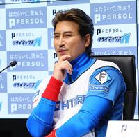 　前日記者会見で語る新庄監督（撮影・中島達哉）