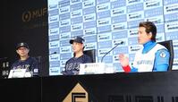 前日記者会見でオリックスの印象を語る日本ハム・新庄剛志監督（左はオリックス・若月健矢、オリックス・岸田護監督）＝エスコンフィールド北海道（撮影・中島達哉）