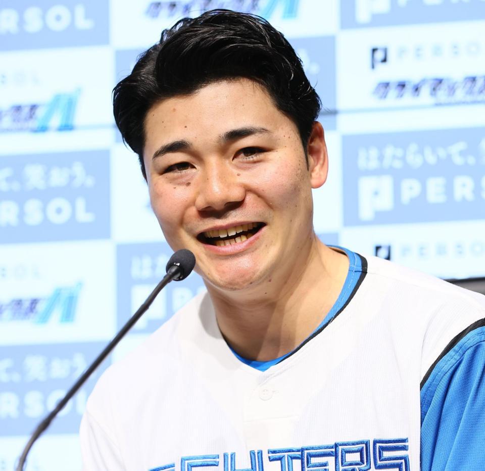 　前日記者会見で意気込みを語る清宮幸（撮影・中島達哉）