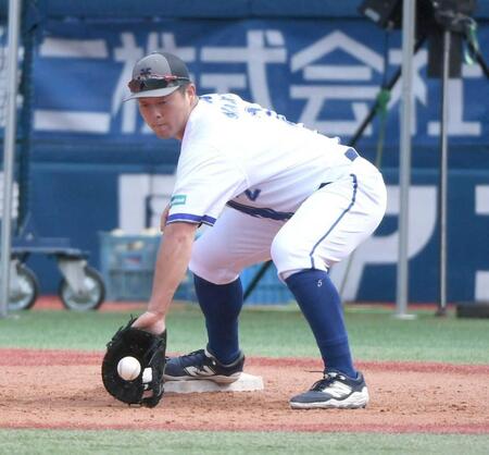 　一塁で守備練習をする牧