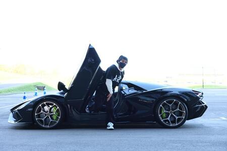 　ランボルギーニで球場入りする新庄監督（撮影・中島達哉）