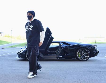 　ランボルギーニで球場入りする新庄監督（撮影・中島達哉）