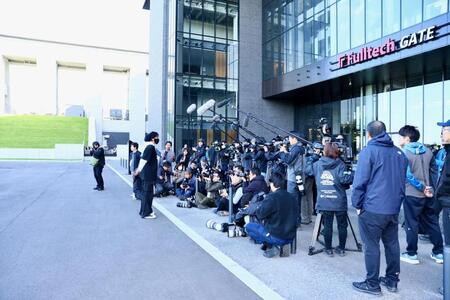 　ランボルギーニで球場入りし、囲み取材を受ける新庄監督（撮影・中島達哉）