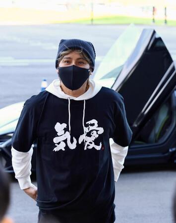 　ランボルギーニで球場入りし、囲み取材を受ける新庄監督（撮影・中島達哉）