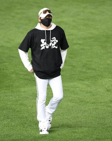 　中山秀征デザインのＴシャツを着てグラウンドに姿を見せた新庄監督（撮影・伊藤笙子）