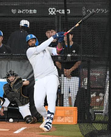 　試合前、快音を飛ばすレイエス（撮影・伊藤笙子）