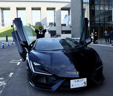 　球場入りしたランボルギーニと記念撮影に応じる新庄監督（撮影・中島達哉）