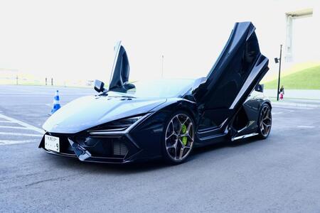 　新庄監督が球場入りに使用したランボルギーニ（撮影・中島達哉）