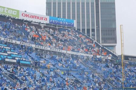 　レフト最上段で応援する巨人ファン（撮影・西岡正）