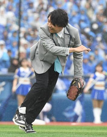 　始球式でマウンドに立った伊沢拓司（撮影・佐藤厚）